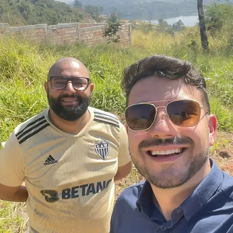 Cliente da YouCon com a equipe no terreno