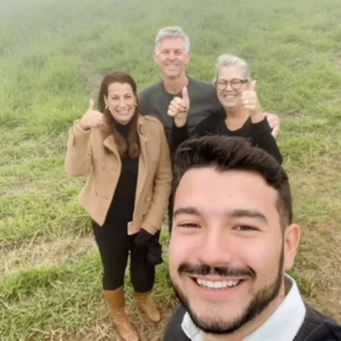 Cliente da YouCon com a equipe no terreno