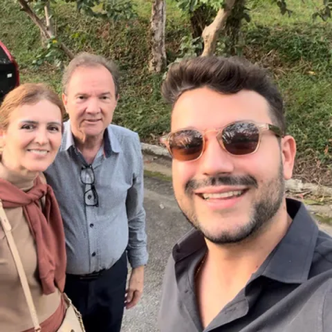 Cliente da YouCon com a equipe no terreno