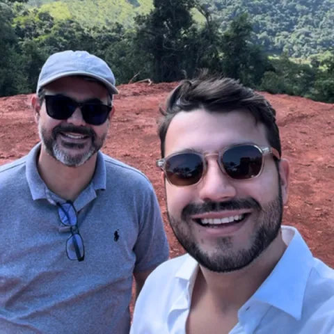 Cliente da YouCon com a equipe no terreno