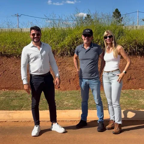 Cliente da YouCon com a equipe no terreno