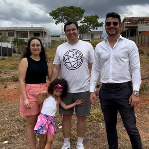 Cliente da YouCon com a equipe no terreno